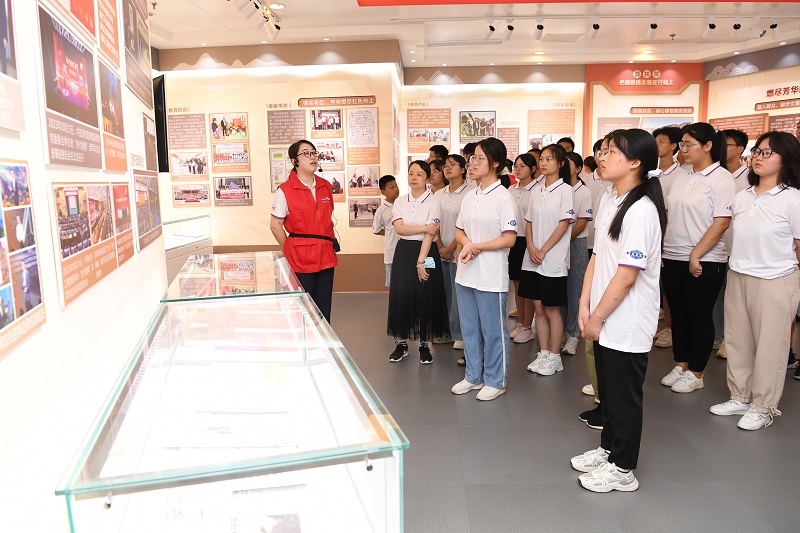 2022年8月13-14日，組織20余名革命老區(qū)優(yōu)秀中學生，走進東華科技開展“致敬時代楷模，爭當國之棟梁”的研學活動，同時前往安徽名人館、安徽創(chuàng)新館參觀學習（1）