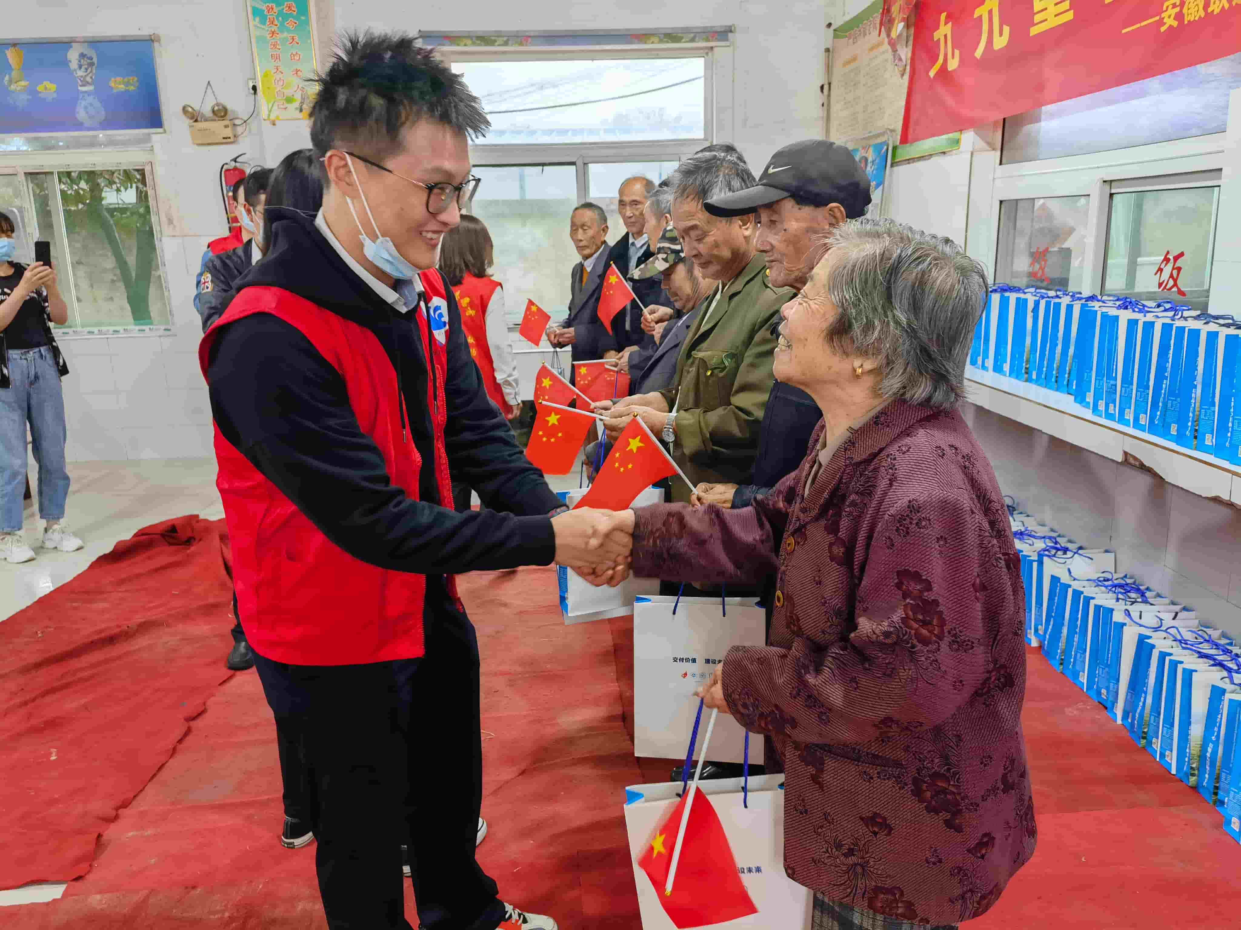 freecompress-2021年10月14日，正值重陽佳節(jié)，服務(wù)隊(duì)聯(lián)合多家駐皖央企前往肥西縣嚴(yán)店鄉(xiāng)五保供養(yǎng)服務(wù)中心，開展“九九重陽節(jié)，濃濃敬老情”主題活動。